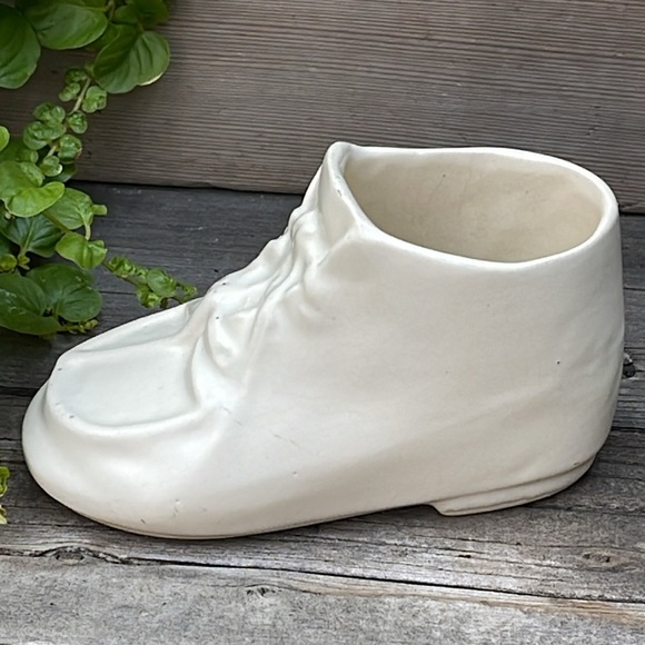 Vintage White Pottery Baby Shoe and Bassinet Indoor Planters :: Lot of 2 - Picture 4 of 16